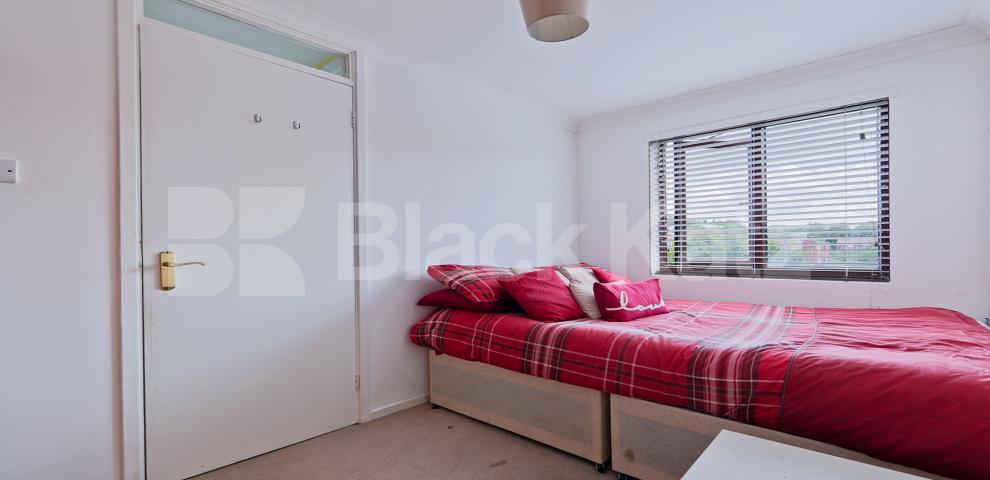 			LET , 3 Bedroom, 1 bath, 1 reception End Terraced House			 Radcliffe Path, Clapham 